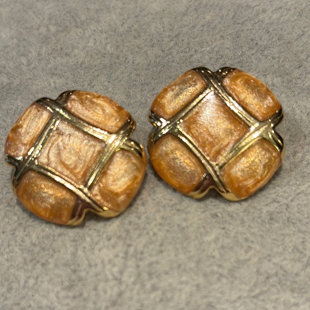 Gold and Crème Carmel Vintage 80’s Clip-On Earrings with Quilted Design